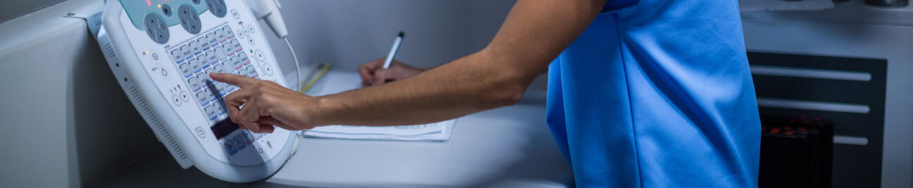 Pessoa consultando exames