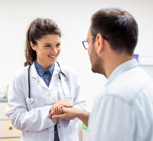 Paciente sendo atendido pela médica