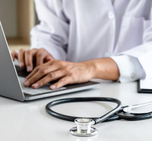 Medico no computador