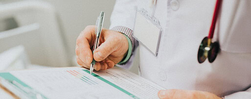 Medico analisando prancheta